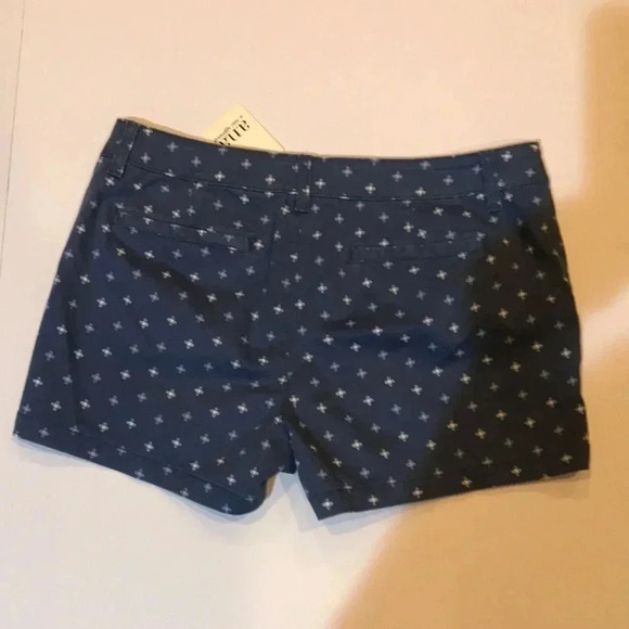 NWT a.n.a. A New Approach Women's Blue Print Mid-Rise Twill Shorts Sz 8 - Picture 3 of 6